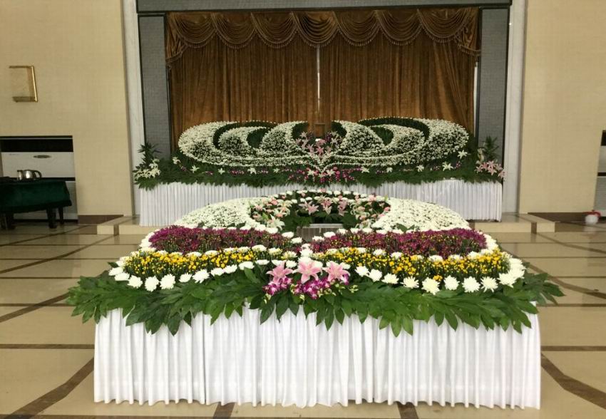 追思大厅鲜花布置4